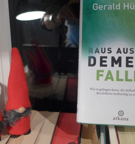 “Nicht der ist ein großer Arzt, der durch Überlegungen einen geschickten Oberbegriff herausfindet, durch den sich alle besonderen Krankheiten erklären lassen. Vielmehr der, dem die Intuition der inneren Einheit zu Gebote steht.” (Antoine de Saint-Exupéry, 1900 – 1944)