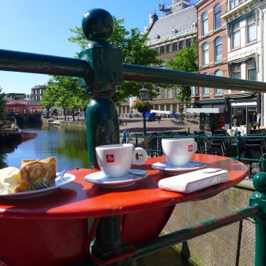Visitor Center Leiden: “Die Vorfahren von Präsident Obama haben in Leiden gelebt. Er stammt direkt von einer Pilgerfamilie aus Leiden ab. Auch die US-Präsidenten Grant, Coolidge, Taylor, F.D. Roosevelt und die beiden Präsidenten Bush haben ‚Pilgrims‘ aus Leiden als Vorfahren.”