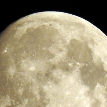 “Im eigenen Gedanken suche die Wahrheit, und nicht in morschen Büchern. Willst du den Mond sehen, schaue zum Himmel, und nicht in die Pfütze.” (Spruch aus Asien)