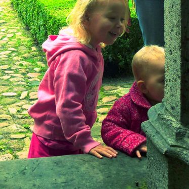 „Je mehr sich die Konzentrationsfähigkeit entwickelt, desto öfter erfolgt diese ruhige Versenkung, um so klarer zeigt sich ein neues Phänomen, die Disziplin des Kindes.“ (Maria Montessori, 1870-1952, italienische Ärztin, Reformpädagogin, Philosophin und Philanthropin)