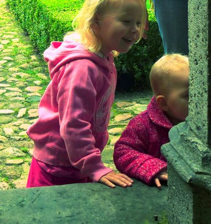 „Je mehr sich die Konzentrationsfähigkeit entwickelt, desto öfter erfolgt diese ruhige Versenkung, um so klarer zeigt sich ein neues Phänomen, die Disziplin des Kindes.“ (Maria Montessori, 1870-1952, italienische Ärztin, Reformpädagogin, Philosophin und Philanthropin)