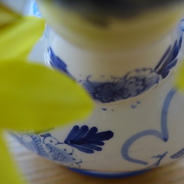 Delfter Blau ist eine Fayenceart mit blauem Dekor, welches traditionell in Delft hergestellt wird. Es entstand Ende des 16. Jahrhunderts als billige Alternative zum blauen und weißen chinesischen Porzellan.