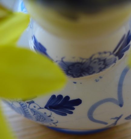 Delfter Blau ist eine Fayenceart mit blauem Dekor, welches traditionell in Delft hergestellt wird. Es entstand Ende des 16. Jahrhunderts als billige Alternative zum blauen und weißen chinesischen Porzellan.