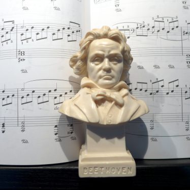 “Klavier: ein klingend Veilchen” (Peter Hille, 1854-1904, deutscher Schriftsteller)