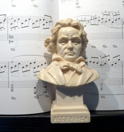 “Klavier: ein klingend Veilchen” (Peter Hille, 1854-1904, deutscher Schriftsteller)