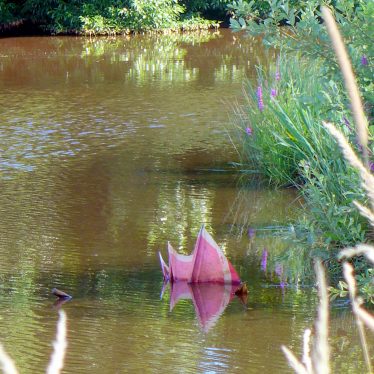 Ratschlag für Männer im Sommer: Beim Küssen Schirm und Frau nie loslassen!