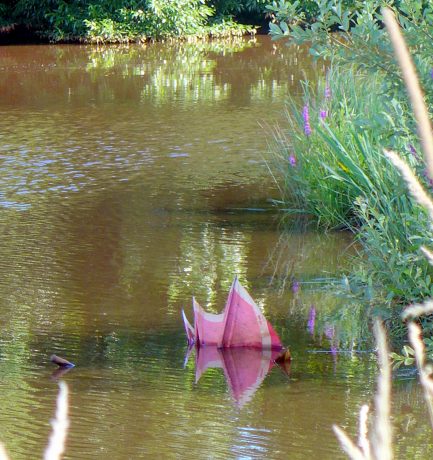 Ratschlag für Männer im Sommer: Beim Küssen Schirm und Frau nie loslassen!