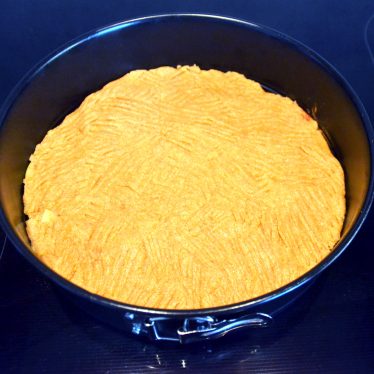 Kuchen  geht am besten so: Man  macht ihn selber und genießt ihn mit guter Literatur!