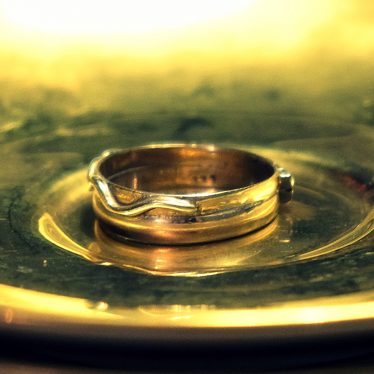 Die Liebe gleicht einem Ring, und der Ring hat kein Ende (Russische Weisheit)