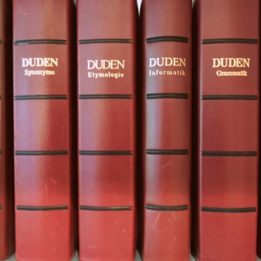Althochdeutsche Herkunft und Bedeutung des Wortes Zwischen: ‘in der Mitte von beiden, innerhalb von Zweifachem’ entstanden.