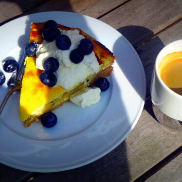 Bei Kaffee und Kuchen lässt sich’s sicher denken: Quäle nie ein Tier zum Scherz,  denn es fühlt wie du den Schmerz!