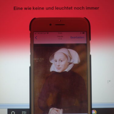 Eine wie keine. Belegt mit Foto aus dem Frauenalbum.