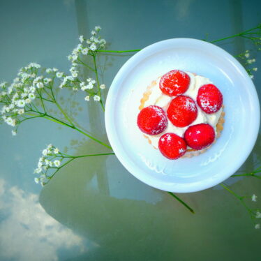 Erdbeeren auf Sahne, Schleierkraut und Himmel