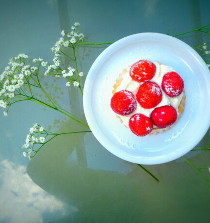 Erdbeeren auf Sahne, Schleierkraut und Himmel